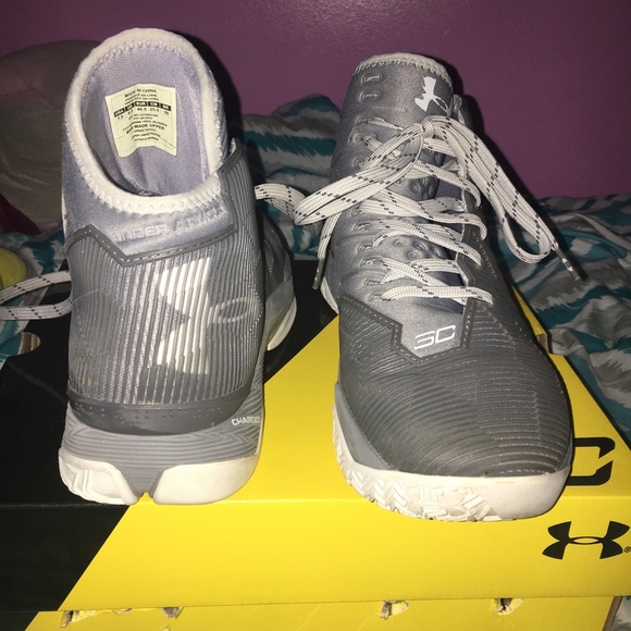 Curry Basketball shoes - Picture 3 of 6